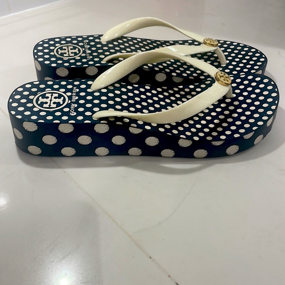 Tory Burch wedge flip flops cream / navy polka dots - Picture 3 of 6